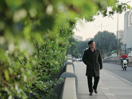 谁的童年书柜里没塞过几本沈石溪的动物小说?如今,这位73岁的文学“老顽童”勇闯互联网,拍手势舞、学热梗,首条短视频就收获了70万粉丝。直播间里,他不光分享写作干货,还认真给天南地北的读者写to签、送祝福,带动新书热销1.2万册。沈石溪说,被需要是一件幸福的事,“只要还有读者愿意听我讲故事,我就会一直继续写下去。”#这一次他的回信写在扉页上 #长大后收到了童年偶像的专属to签 #73岁老顽童沈石溪勇闯互联网