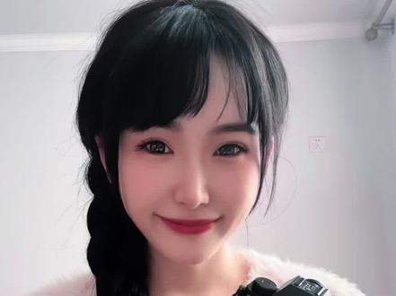 富士XS-20拍摄模式拨盘档位|新手秒懂📸
相机保姆级教程解说来喽💡
AUTO(自动档):新手闭眼拍,相机全搞定,日常记录超省心✅
P档(程序自动曝光档):自动曝光+可微调,懒人进阶首选,抓拍不翻车⚡
A档(光圈优先模式):控光圈=控虚化!人像/美食/扫街氛围感拉满。
S档(快门优先模式):定快门=定瞬间!抓拍运动/流水/光轨,丝滑出片。
M档(全手动模式):摄影师专属!光圈/快门/ISO全掌控,创作无上限。
C1/C2/C3/C4档:(自定义模式)常用参数一键切换,效率拉满。
FILTER档(创意滤镜模式):一共有8大类创意滤镜🎬
视频模式档:一键切视频,提供高质量画面。
VLOG档:Vlog/短片直出,防抖+追焦超稳🎥
#热门 #富士相机 #富士xs20 #相机讲解 #相机介绍