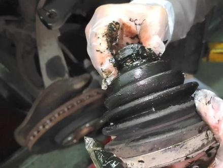 简单快速的拆装半轴外球笼,奥迪更换半轴外球笼防尘套,汽车底盘维修。#每天一个用车知识 #汽车保养与维修 #奥迪 @抖音热点