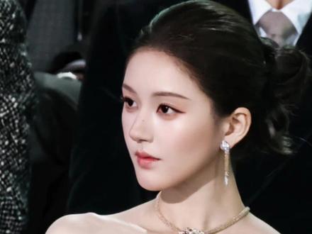 赵露思
苦尽甘来终于迎来露思的版本
#赵露思工作室晒“闪耀”上上签 #赵露思 #女明星