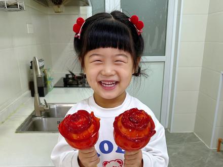 闺女做的圣诞糖葫芦和松饼圣诞树,颜值也太高了,还特别好吃 #圣诞节 #冰糖葫芦 #冬天的第一颗草莓 #圣诞节气氛组已就位 #萌娃日常