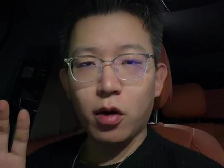 黄金白银暴跌,40年来最大单日跌幅。 说了无数次不是避险资产,背后的逻辑到底是什么?现在该怎么办?#零距离看懂财经 #财经 #黄金暴跌