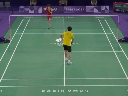 中国选手何冰娇大比分2比0战胜队友陈雨菲,晋级羽毛球女单半决赛!继续加油! #2024巴黎奥运会 (农民日报)