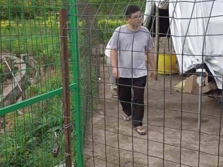 他是我的堂弟也是表弟,因为有他没人敢对我大声说话,我们要加班也是他帮忙接娃