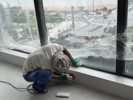 「装修避坑」阳台窗台石不要用瓷砖❗️3个硬伤 💰阳台落地窗窗台石瓷砖省钱?算错账亏大了!
❌以为瓷砖便宜?
实际贴完发现:瓷砖 + 倒角加工费 + 美缝 + 损耗,总价竟比石英石贵好几百!附详细账单对比📄,装前必算这笔账!
✨人造石「无缝高级感」赢麻了!
整块切割工厂加工成「7 字形」➂,直接卡进墙地交界处,转角无缝拼接超治愈~阳光洒下像温润白玉🏺,随手拍都是杂志风📸,颜值党必冲!
⚠️瓷砖缝隙灾难现场!
留 2mm 缝做美缝就算了,阳角必须倒角处理(不然锋利到划伤手!),但倒角处巨容易绷瓷💥!用久了缝隙还藏灰发黑,清洁党看了直摇头…
#阳台落地窗台石#窗台石 #施工现场实拍 #石材批发