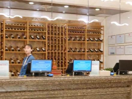 芜湖蓝鲸湾金色阳光是一家集餐饮沐浴汗蒸休闲客房健身商务会谈为一体的综合性场所,20周年店庆大促成人体验票6小时99,双人体验票12小时269,1大1小亲子票12小时209快约朋友带家人来体验吧!#芜湖蓝鲸湾#金色阳光深根芜湖20年#城市微度假#亲子带娃好去处#芜湖沐浴豪华自助餐休闲首选金色阳光