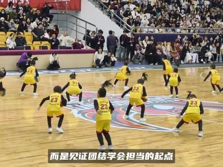 幼儿园篮球表演默契接力,篮球意外滚走后,萌娃暖心救场丝毫不慌