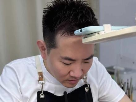 怎样预防空甲和分层 我总结了三个关键要点:
1️⃣ 仔细观察分层位置 如果中间出现边缘清晰的空隙区域,那就是中空。常见原因有:底胶混入杂质、功能胶裂化、固化不完全,或者是层间结合不牢固。这些都需要及时处理,不能视而不见。
2️⃣ 预防大于治疗 做美甲前,一定要检查每个指甲有没有分层。发现分层必须卸掉重做,这一点请一定要记住!想要预防分层,底胶的质量和操作很关键,建议:
* 选择优质底胶
* 确保工具清洁
* 控制适当厚度
* 注意充分固化
3️⃣ 合理的选择款式 如果已经出现空甲,千万不要再做长款!建议改做本甲款式,这样可以减轻假面负荷,让你的美甲更持久。
每次为顾客操作时,记得先观察甲面状况。提醒顾客定期护理和适时更换款式,才能让你的美甲又健康又美又持久!
记得,美甲不仅是一门技术,更是一门关于耐心和细节的艺术。希望通过田老师的分享,能帮助你更好地了解和处理空甲问题!
对美甲学习有兴趣的朋友可以咨询我。下期想知道什么知识评论区里告诉田老师#美甲培训 #美甲技术 #广州美甲培训 #美甲教学 #零基础学美甲