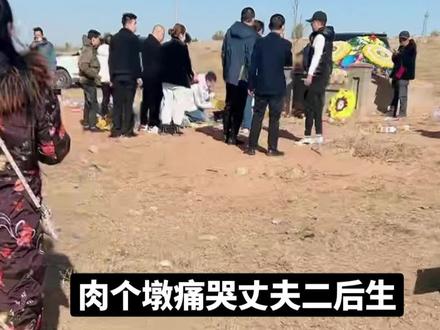 二后生,内蒙古乌兰察布市商都县大拉子乡土城村人。生于1963年9月11日,卒于2021年10月29日,享年58周岁。
二后生3岁时,亲生父亲苏武去世。双眼近乎失明的母亲带着他和哥哥改嫁给了残疾人赵文魁,随后生下一个儿子。二后生改姓继父赵,取名金玉,渴望自己金玉满堂。全家五口人,除二后生健全外,其余四个都是残疾人。哥哥、弟弟都遗传了母亲,视力极其低下,没有劳动能力。二后生没念过一天书,9岁时跟师傅学唱歌讨饭,13岁时给队里放羊挣工分;再往后,加入了私人“鼓匠班”,“红、白事宴”都参加。农业社解体后,二后生当起了职业叫花子。二后生要饭不是空嘴“硬”要,而是凭艺术要。二后生的艺术便是唱,挨门逐户,站在人家的“门楼”里,一手打竹板,一手打莲花落,嘴里唱着小调,等待主人给端出面粉。这便是“门楼调”的由来,又因为唱“门楼调”的人身份都是“讨吃”,于是又叫做“讨吃调”。