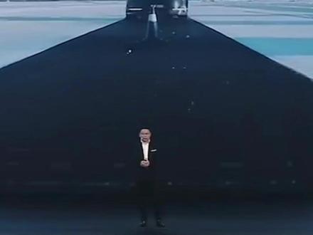 余承东揭秘尊界S800诸多黑科技,全面对比MBH后调侃:大家不要嘲笑它,它很优秀,但我们更优秀!网友:尊界来了,BH还能M的动吗#余承东直播尊界技术发布会 #余承东说了多少个稳