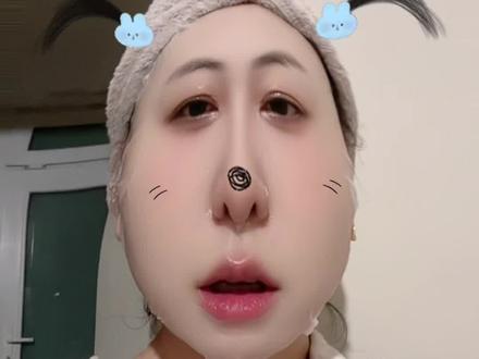 敷着面膜说两句吧,谢谢大家还想听我叨叨。由于时差缘故,我是第一时间知道这个事的。那时候她自己还没关评论呢。我一个老登,还算阅历丰富,看人还是能看几分的,早就说过文化程度不高。现在一看这不就是精神小妹长大了么。我做不了大网红是因为我干不出来昧良心的事。我一直相信人还是要多做好事,因果轮回,给自己,给父母,给孩子,都多积点福报。