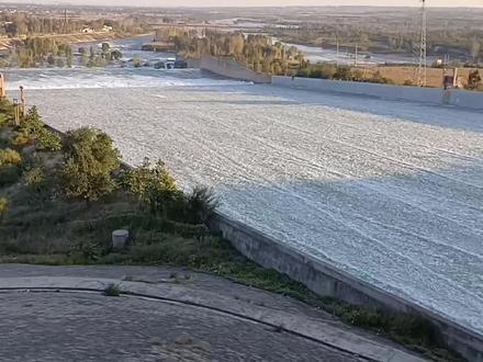 河北磁县的岳城水库泄洪,九个闸口全部打开,场面非常的壮观