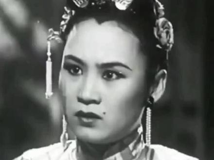 #1939年拍的白蛇传,在这部电影中,没有蛇精和妖怪,剧情思路完全颠覆了我们大部分人对白蛇传的认知。白素贞是出生于名门贵族的千金小姐,父亲是朝廷总兵,有一天父亲的二姨太偷情被发现,男人情急之下逃到白素贞的闺房,恰巧被赶来的父亲看到了,误会女儿辱没家风,白素贞深知二姨太是父亲最心爱的女人,为了不让父亲受到打击,于是就没有辩解,在二姨太的劝说下,她和丫环小青连夜逃走,后经曲折与许仙相遇,并生下孩子,但其父,觉得女儿活着一天都是对白家的耻辱,法海就建议以镇压妖怪为名,把她囚禁到雷峰塔里,在许梦蛟满月的当天,法海就来家里带走了白素贞,白素贞为了把当年的二姨太出轨的事情,一直瞒下去,只能喊冤进雷峰塔,此时的许仙也误认为白素贞是蛇精,就把孩子交给了姐姐,然后遁入空门,后许梦蛟要迎接母亲出塔,为她伸冤,而白素贞知道自己是妖怪的这件事是翻不了案的,为了怕影响许梦蛟的前途,就跳塔自尽了,如果要用一句话总结这个版本的白素贞,那就是哀其不幸,怒其不争,这部《白蛇传》改编的可以说是前无古人后无来者!