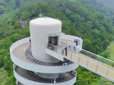 夏日烤面筋,沿着旋转步道往上螺旋走,登上塔顶,惊喜地发现底下就是上李水库,一眼望去,真是🏞美得冒泡
厦门山海健康步道万石沧海望湖塔
#旅行 #旅行推荐官 #旅行大玩家 #户外 #周末去哪玩