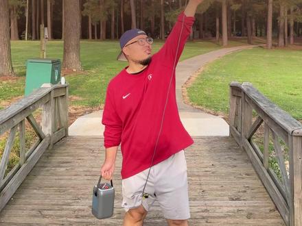 Starlink星链好用吗? 💰资费:硬件300多刀,流量1GB/刀,包月165无限流量
⛺️场景:美国大部分地方Verizon都有LTE信号,但去一些国家公园之类的偏远地方,星链就可以派上用场了
🔋供电:我们是用的容量比较大的那种移动电源,但其实星链峰值功率也就30W,普通C口充电宝也能带动
🔌接口:背面一个电源接口,一个有线网口
🏎️速率:下行能跑到280Mbps,上行能刀15,延迟30ms,我个人认为是非常优秀的网络表现
🛜稳定性:我们在开车途中也连着星链,移动状态下也可以提供办公级别的网络连接
🚗便携性:国内我买过CPE,便携性两者其实差不多,星链的优势是覆盖没有运营商基站的区域
总结:如果长期在全球自驾旅居的话,星链是非常合适的选择,不用到一个国家办一个国家SIM卡,信号覆盖也更广泛,下行速度快延迟低,稳定性和便携性都OK