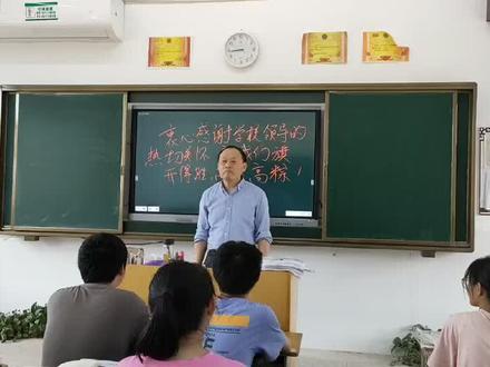 #高考倒计时 #学生时代 #可爱的学生 进贤二中,三班最强。旗开得胜。金榜题名!十二年寒窗苦读,只为三天。同学们顶峰相见。