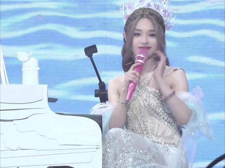 KPL第一打野钟意现身黄霄雲深圳演唱会,随手就给拍下来#钟意#黄霄雲#黄霄雲深圳演唱会 #成都ag超玩会 #开团秒跟#音乐种草计划