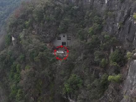 隐藏在湖南深山的一个建筑,被镶嵌在崖壁中,洞口还停着一辆汽车,四周没有公路,车是什么停上去的?#神秘 #不可思议 #重大发现 #悬崖峭壁 #湖南