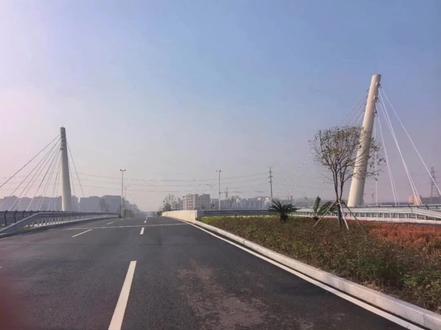 #温州 12月10日上午,滨海三道(十六路至十八路段)市政道路工程预验收会议顺利召开。该道路工程总长约783米,宽度50米至60米,采用城市主干路标准设计,设计时速50公里/小时 #金海湖公园