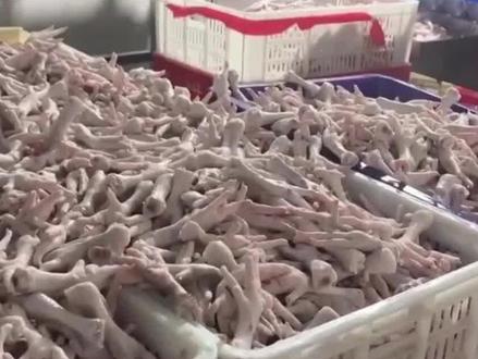 央视315晚会曝光鸡爪行业非法漂白乱象"泡椒凤爪”品类整体遭质疑:价格越卖越贵 安全却没有保障#315晚会 #315市场监管在行动 #鸡爪 #泡椒凤爪 #三农流量扶持计划 @抖音创作小助手 @DOU+小助手