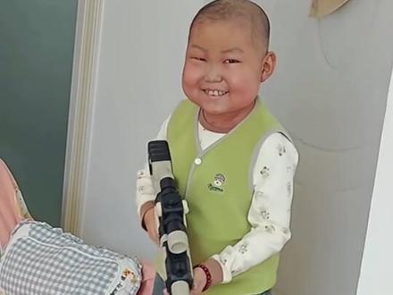 泪目!抗癌小天使豪豪回家了,曾带给无数人希望和力量 #豪豪 #抗癌日记 #牵挂 贵州抗癌小天使豪豪,2015 年生,4 岁确诊白血病,历经多次化疗移植仍乐观面对,2026 年 1 月 27 日离世,年仅 10 岁。