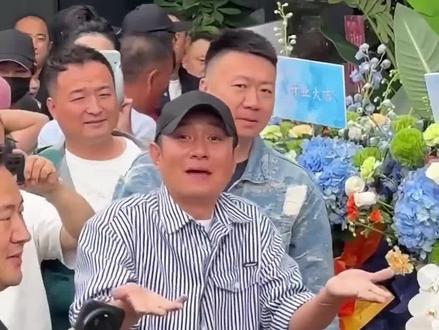 文章面馆开业人气火爆,他全程亲力亲为招呼客人,马伊琍带俩女儿为前夫站台