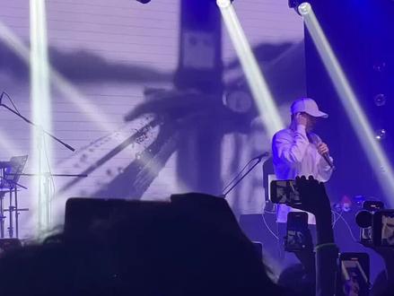 大家为什么对于wiz被淘汰这么共情,因为四个电话都打的张子豪,像极了为了生活而拼尽全力的我们每一位普通人。从第一轮开始,每一首歌他都拿出了自己的最好状态,自己的全部能量,但是,没有背景的普通人,经不起任何一次失败,一但输就再也没有机会重新来过。而有些人,就算一次不胜利,但是有着靠山的他们,也能够一路留到最后。在这些被淘汰的选手中,有些人早已看清这些人情世故,选择从容的面对,离开。张子豪知道这些,但他仍尽了自己的全部努力,争取每一个可能,不想给自己留下遗憾,却换不回一次机会。好消息是他留下了自己最想唱的歌,写给妈妈的歌。不知道是否有机会在现场听到另一首我很喜欢的无问西东。#hiphop #说唱 #中国说唱巅峰对决 #wiz_h张子豪