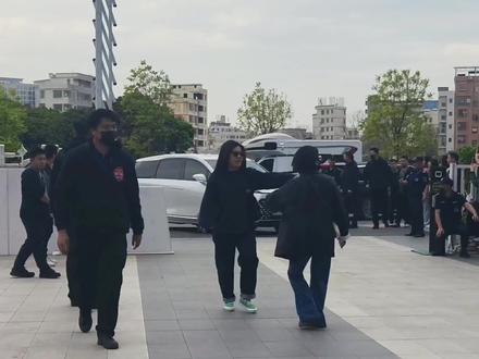 今天我也疯狂了一把,去#膜法世家 ,接他上班,本人真的很帅,#郝熠然