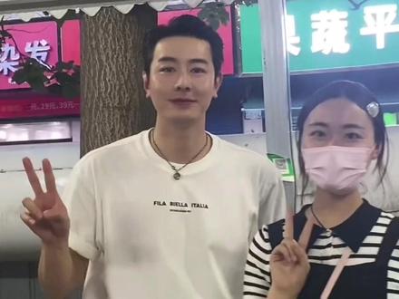 太开心了吧家人们😍见到了六六oba🥳本人真的好帅!!@六六oba #合照 #见面 #这个夏天 #小县城的慢节奏生活 #晚风很温柔 @抖音小助手