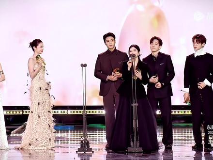 妍希发言的时候真的很有那种洗尽铅华沉淀下来的美感
姐姐依旧非常真诚的发言 听的眼泪哗哗流
#陈妍希 #星光大赏 #腾讯2025星光大赏