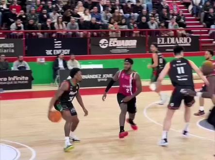 余嘉豪昨天还在西乙第22轮打球,结束后马不停蹄飞往冲绳,和在那里的国家队的队友汇合#余嘉豪#中国男篮