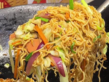 每次在家做炒面,全家人都要抢来吃,干得入味特别好吃#炒面#大碗面