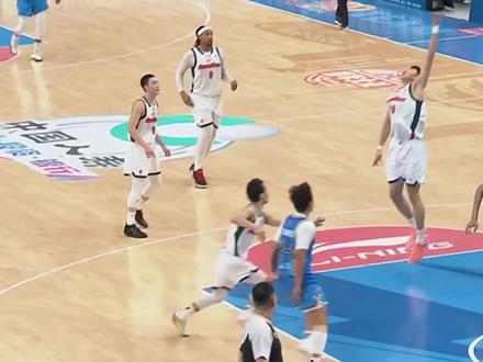 痛心,徐杰受伤瞬间。#cba#徐杰受伤 #徐杰伤退#cba北京vs广东