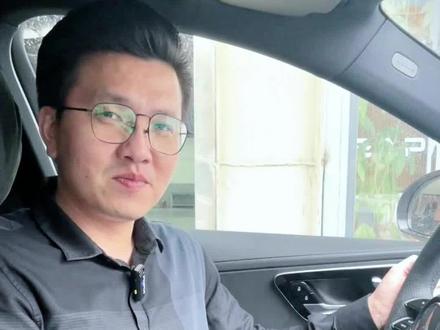 熄火停车后,车灯只亮一个怎么回事?#奔驰#抖音汽车 #每天一个汽车知识 #汽车知识分享计划 #有车的人要知道的知识 #dou是好车 #驻车灯