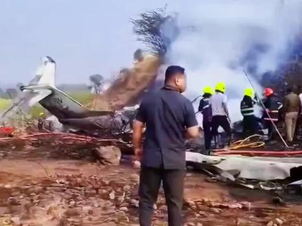 据报道当地时间28日上午,印度马哈拉施特拉邦副首席部长阿吉特·帕瓦尔乘坐的一架庞巴迪里尔45喷气式飞机在尝试降落时失控坠毁起火。机上载有帕瓦尔及其安保人员,另有2名机组人员,据了解,机上6人全部遇难。#印度一飞机坠毁 #印度飞机坠毁