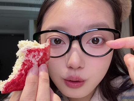 老姐妹们 这个口味简直太好吃了! 爱吃酸甜口的拍它! 嘎嘎好吃!!!!#神仙吃法 #榴莲草莓 #迪拜软曲奇 #轻膳语 #甜食