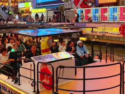 必冲!难波夜景 —— 大阪夜生活心脏,霓虹亮处全是好吃的 宝子们!大阪难波的夜景,是能把夜晚点燃的存在!一入夜,这里的灯就像被按了开关 —— 心斋桥的巨型招牌闪得晃眼,道顿堀的霓虹灯牌挤成一片,连河边的灯笼都跟着凑热闹,暖黄的光映在水里,和五颜六色的灯影缠成一团。
最妙的是这股子烟火气!霓虹灯牌底下,小吃摊的老板用关西腔吆喝着 “大阪烧要不要”,烤串的油星子溅在灯影里,穿浴衣的人举着棉花糖走过,笑声混着电车 “哐当” 声,热闹得像一锅沸腾的汤。难波的夜从不会冷场,灯越亮,人越挤,烤章鱼的香味越浓,连空气都带着甜辣的热乎劲儿。
来难波看夜景,别只顾着拍照 —— 得钻进灯海里,啃着章鱼烧看招牌闪,听大阪人用爽朗的调子聊天,这才是难波夜景的灵魂啊~#日本旅游 #夜景 #城市的夜晚 #城市里的烟火气 #大阪旅游