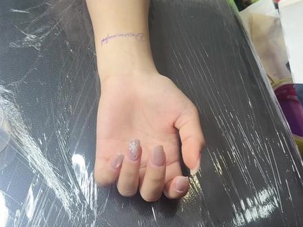 💥不会吧不会真的有人还想文“空针”吧❕ 刷到这条的你,是不是也觉得空针纹身是智商税?🤫花更久的时间、受更疼的罪,而且图案还会消失,图啥呢?
作为天天跟纹身打交道的人,我以前也不理解😬
直到遇到越来越多客人:🫢
有人想体验纹身的仪式感,却怕以后会后悔😝
有人只是想感受“被🪡扎”的痛感😜
当作一种情绪释放🤔
有人就是喜欢“短暂拥有”的浪漫,
觉得比永远拥有更珍贵☺️
😉后来我才明白:
没有所谓的“正确选择”😇
只有“适合自己”的生活方式😜
你可以不喜欢空针,但别用你的标准去judge别人的快乐🎉
毕竟,能让自己开心的选择,从来都不是浪费🤪
#纹身 #空针纹身 #小众 #上海 #纹身师日常