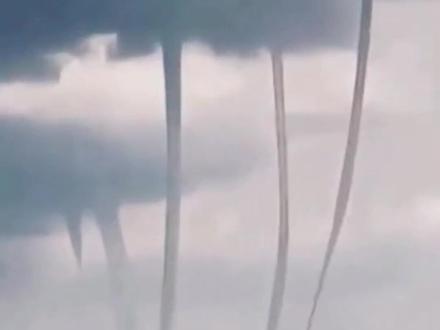 船长给大家分享神秘的大自然奇观,水龙卷也叫龙戏水!十分罕见的五龙戏水!屏幕前的你见过吗?害怕不?拍摄不易!朋友们能给船长点个赞吗?感谢!#上热门 #航海 #国际海员