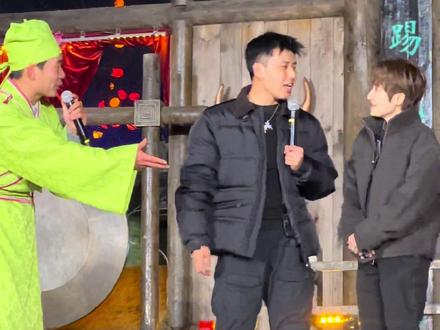 万岁山武侠城老嫂子斗舞现场偶遇千万粉丝网红博主周周啊万宁叔#万岁山武侠城#万岁山老嫂子 #万岁山的年味藏不住了 #万岁山老嫂子斗舞