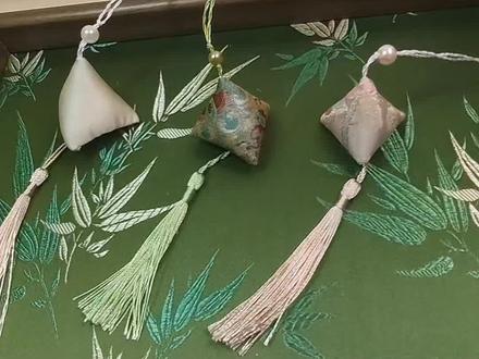 迷你小粽子教程来喽,
喜欢的姐妹们,可以动手做起来,用这个模板,随便找一块布料,就可以练手,练好了去直播间蹲自己喜欢的宋锦布料,就可以缝了,做好了端午节送家人,送朋友,很有成就感#纯手工教程 #宋锦端午粽子#手工