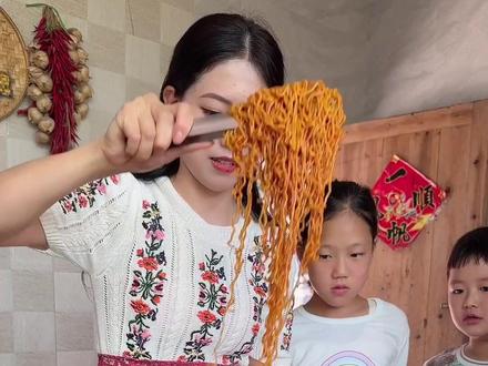 最近街头摆摊很火的蛋包火鸡面!把我和孩子馋坏了😂决定在家复刻一下,又辣又过瘾~#蛋包火鸡面#二代丸美胶原小金针精华