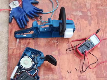 东成40161充电式电链锯完整拆解视频来啦,原来两块20V电池是通过一根短线物理串联变成的40V,没有通过控制器#电动工具