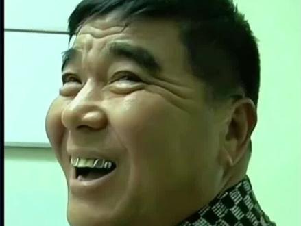 大哥喜欢抬着一条腿睡觉,并且睡多久都不会累#奇闻奇事