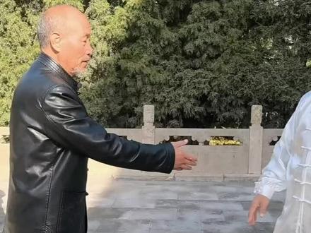 功夫推手之定步推中掤,捋,挤,按皆非是,给弟子讲推手要领。