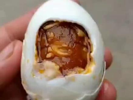 再次温馨提醒一下大家,鸭蛋放冰箱冷藏后加热只需要稍微加热一下就好了,常温可以放置7—10天#汪