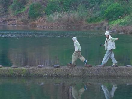 浙江衢州入门级徒步路线,三险峦古道绝美环线
作为一个喜欢带娃户外徒步的衢州宝妈,一年四季都会反复刷的路线就是“三险峦古道”。这条古道被称为“不用爬山的古道”,每个季节都有不同的美景,特别治愈,非常适合亲子家庭。
➡️路线攻略(图15):
📍导航定位: 归真福地(最后一段路弯道有点多,对晕车人士不友好)
🅿️停车:进入“归真福地”牌坊后有多个停车片区,都可以停,因为环线徒步一圈下来都会经过。
🥾徒步难度:⭐ (非常轻松) 全程约3-6公里(环线或对岸折返线),
🕒游玩耗时:约1.5-2.5小时。
🧑🧑🧒亲子友好度:⭐⭐⭐⭐⭐ 4岁孩子可独立走完,推车需折叠(部分路段需抬)。
⭕️这条路线的轨迹走下来是一圈圆满的环形
冬季在汀步对岸有一条绝美的芦苇道,超级出片。
🔔小TIPS:
①芦苇荡最佳打卡时间在上午,摇曳的芦苇在暖阳的光影中格外梦幻。12:30之后就被山体挡住太阳了。
②情人谷瀑布这一小段路特窄又滑,有一处需要下河床攀爬,老人小宝可以在汀步直接过到对岸完成环线,避开这段最难的。
③路上没有卖水和零食地方,小伙伴们记得备好水跟食物
④周边美食/特产:大坝鱼头,湖南镇辣椒酱、年糕。
找个时间,快带上娃来三险峦古道,记录美好时光吧!
我是喜欢带娃探索户外的宝妈番茄,解锁更多江浙沪周边遛娃地图ing…
#户外徒步登山带你看风景 #衢州亲子游 #衢州周末好去处 #衢州徒步 #这才是真正的游山玩水