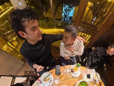 在贵州,被中国酒文化上了一课 在我回到贵州乡村的时候,当地一家民宿的老板邀请我住在他的店里,还一起吃了顿晚饭。我们很快就聊成了朋友。吃饭过程中,我第一次真正了解了中国饭局里的敬酒文化。在美国,一顿饭通常只会在开始时举杯一次,而那天的饭局上,大家在整个用餐过程中都会不断互相敬酒,气氛很热闹。我很喜欢这种体验,也很享受和他们一起相处的时间。感谢 @Windgo风启单车(绿道租车) 在这次旅途中提供的自行车。 #老外 #贵州 #外国人在中国 #酒文化 #美食