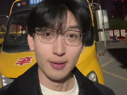 今天受邵东创新中学之邀,观赏了元旦晚会,没想到我在这里有这么多的小粉丝,感受到了无尽的爱意。
真是精彩的元旦演出,真是有爱又包容的优秀学校,相信其一定会越来越好。
期待与邵东创新中学再会。
#邵东#邵东创新学校#创新中学#邵东一中#帅哥