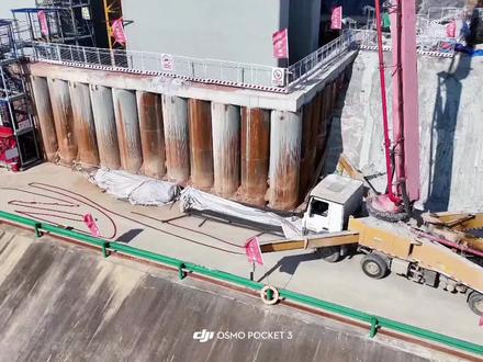 11月11日,淮桐高速合肥段迎来又一节点,历经约五个小时的浇筑,跨引江济淮特大桥首个薄壁墩顺利完成封顶浇筑,标志着大桥建设取得重要进展,为接下来的0号块和1号块施工创造了有利条件。据现场专业监理工程师介绍,跨引江济淮特大桥是淮桐高速合肥段关键控制性工程,全长1078米,主跨采用90+160+85单箱双室预应力混凝土连续箱梁,此次封顶的是北岸25号主墩左幅前肢薄壁墩,墩高29.8米,底部顶部宽2.8米,中部宽1.8米,长11.5米,面对场地狭窄、高空作业风险高等难题,为确保该墩安全优质施工,第一驻地办积极组织项目部科学谋划、周密部署、模拟推演,不段优化工艺流程,严把施工质量关,确保每道工序均严格遵循设计图纸与施工技术标准,确保危大工程方案的一致性。不断强化全过程旁站监理,严格落实工序交接检、自检和抽检“三检制”,为墩身顺利封顶奠定了坚实基础。首个薄壁墩的圆满封顶,极大的鼓舞了全体参建人员的士气,第一驻地办将以此次节点突破为契机,持续发扬攻坚克难的精神,进一步优化项目管理和旁站监理,筑牢安全防线,严控工程质量,全力冲刺四季度,确保优质高效完成大桥建设目标。
#淮桐高速 #跨引江济淮特大桥 #薄壁墩#封顶浇筑 #合肥段